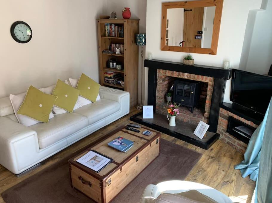 Award winning pet friendly paddock cottage Whitby Exteriör bild