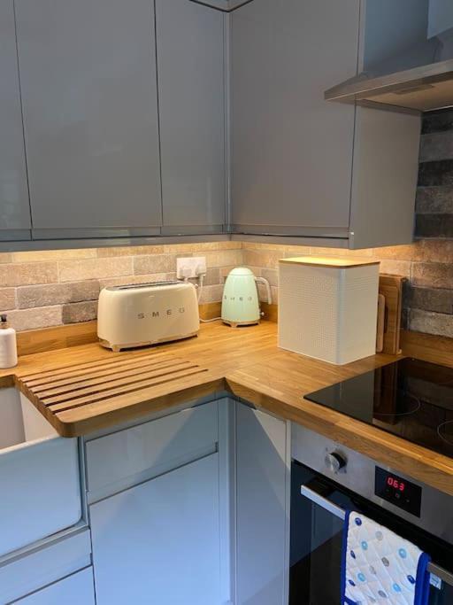 Award winning pet friendly paddock cottage Whitby Exteriör bild