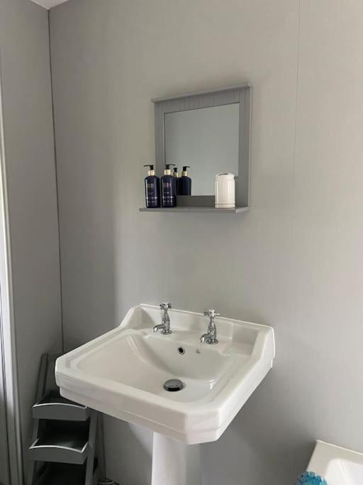 Award winning pet friendly paddock cottage Whitby Exteriör bild
